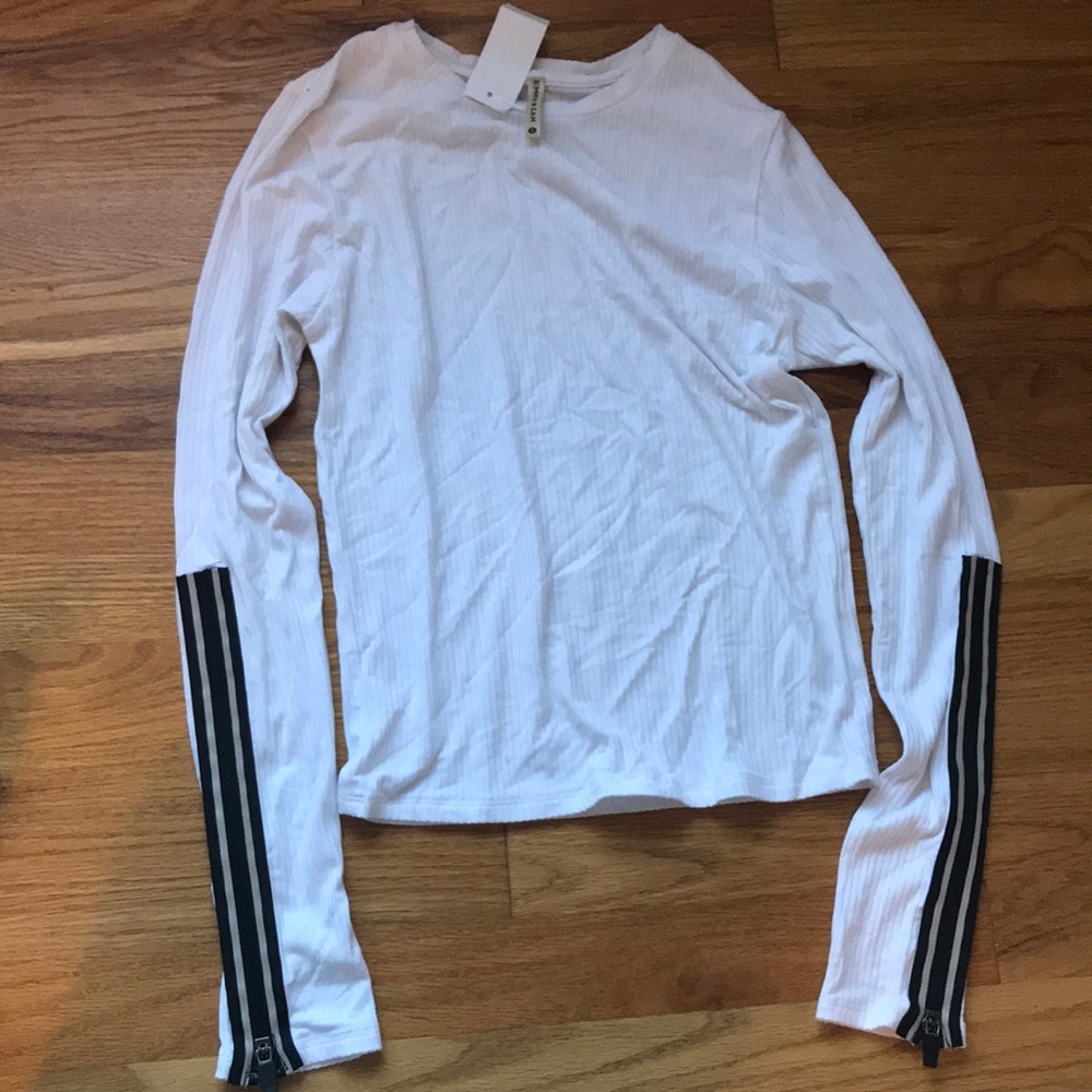 Long sleeve with trendy zippered sleeves